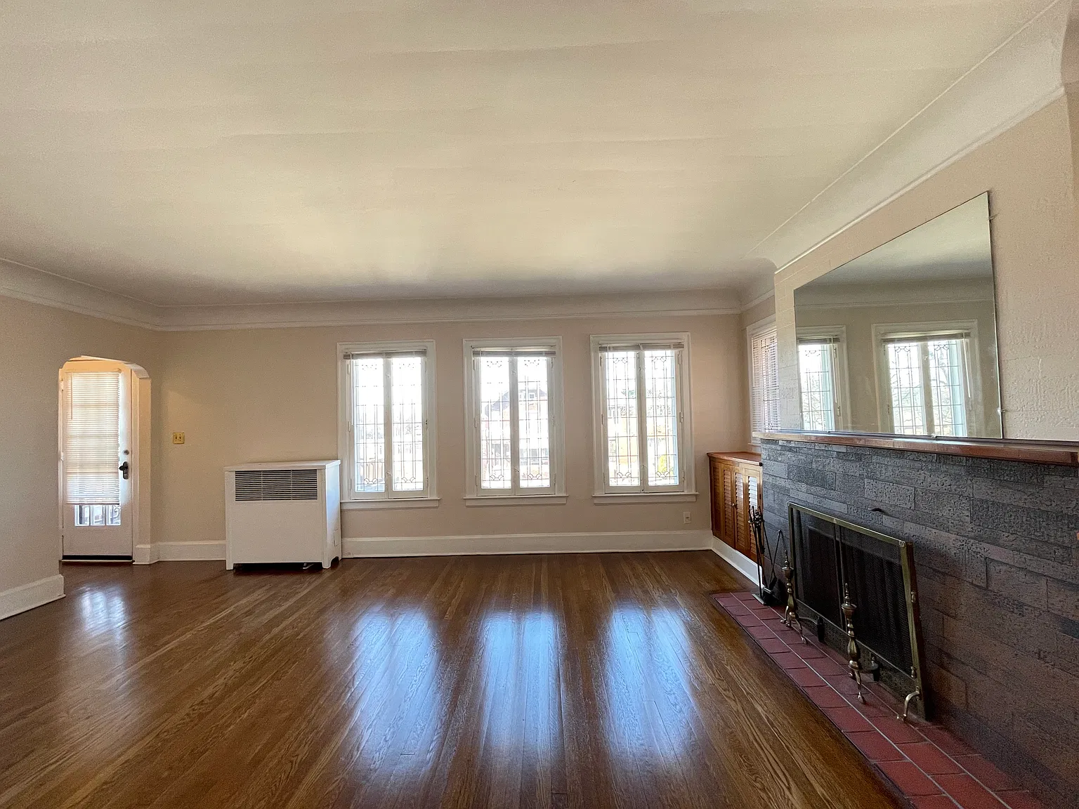 3 bed, 1100 sqft, $1,200 — Photo 2