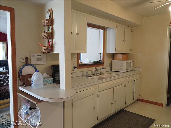 3rd image of 1494 Lasalle Ave