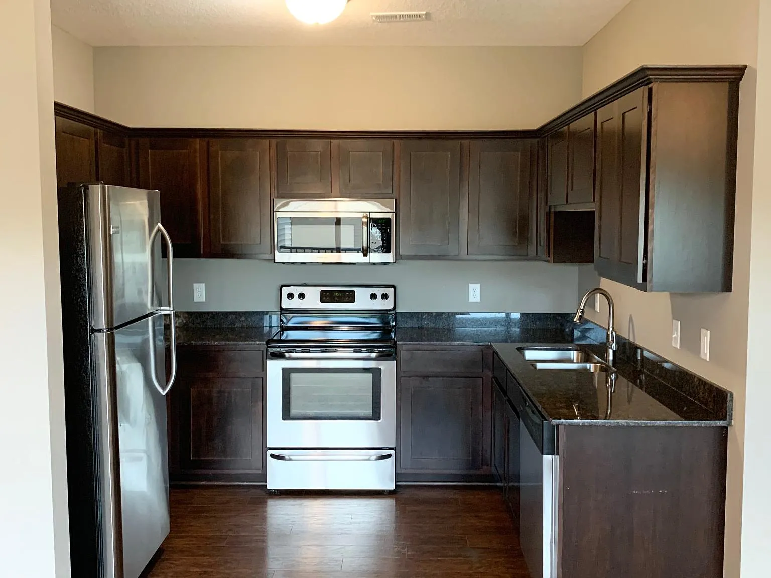 2 bed, 1048 sqft, $1,350 — Photo 3