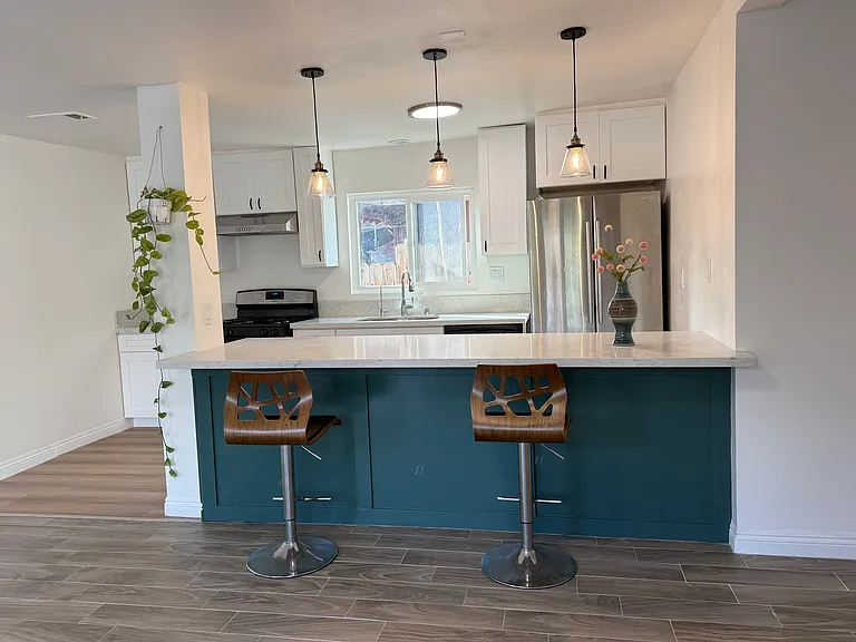 Kitchen with breakfast bar