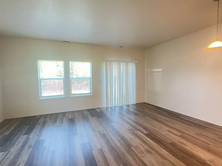 2002 SW Canyon Dr #20 — Photo 4