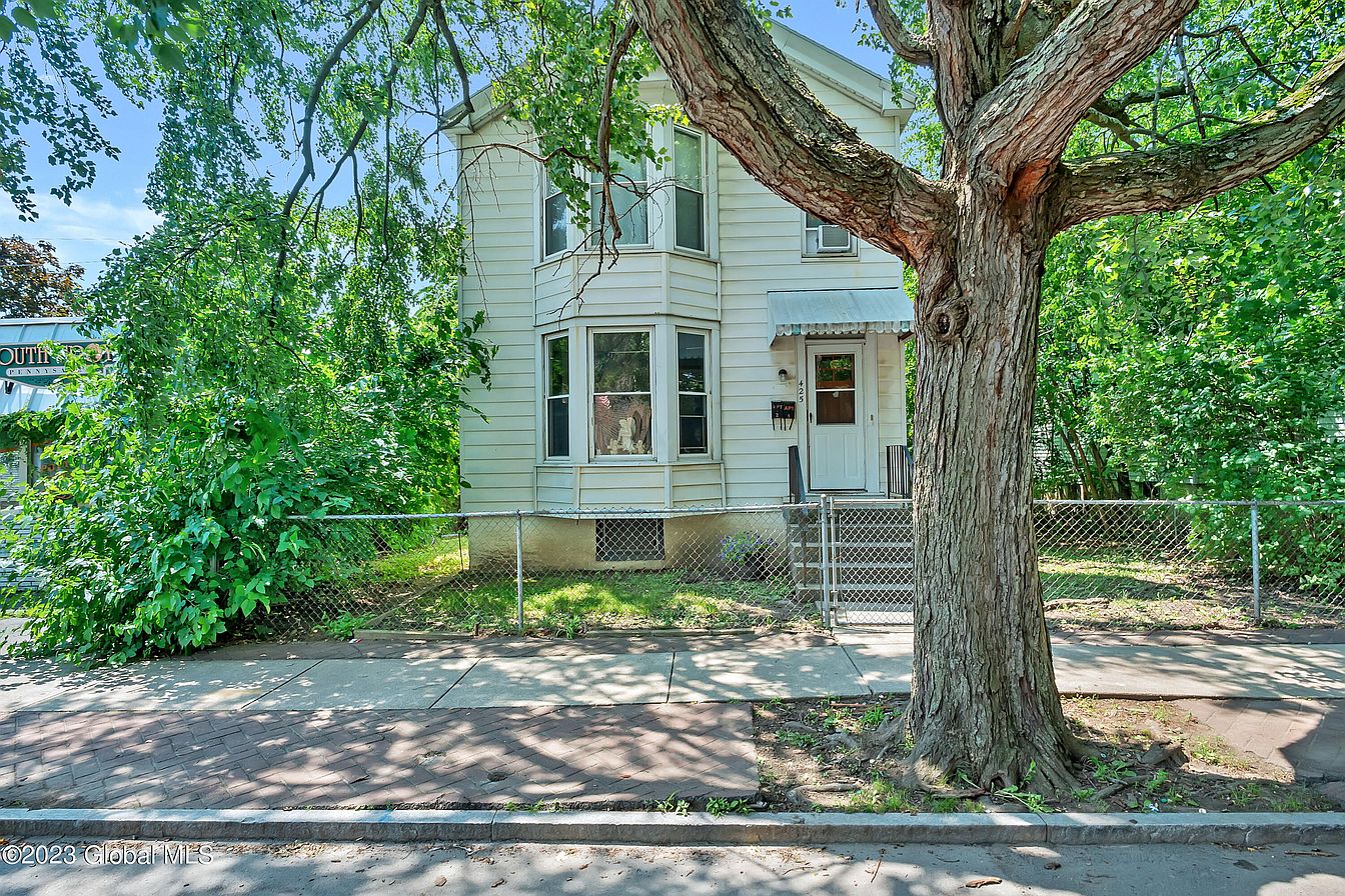 1st image of 425 3rd Street
