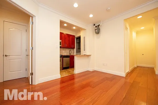 Rented by Mdrn Residential | media 7