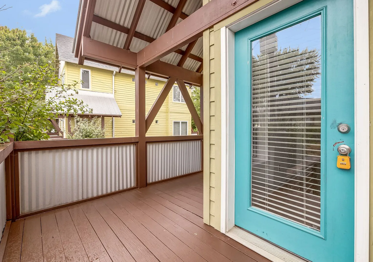Beautiful 2-Bedroom Townhome off Haywood Road — Photo 2