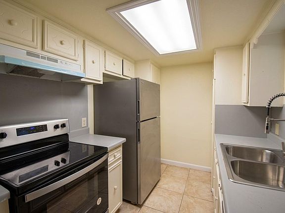 3rd image of 427 Sunset Dr APT 7