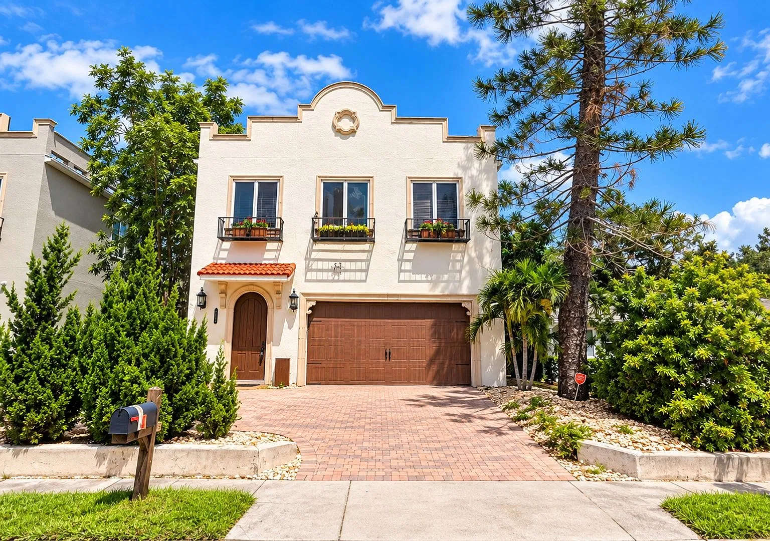Annual Furnished 4-bed 3-bath single family home — Photo 1