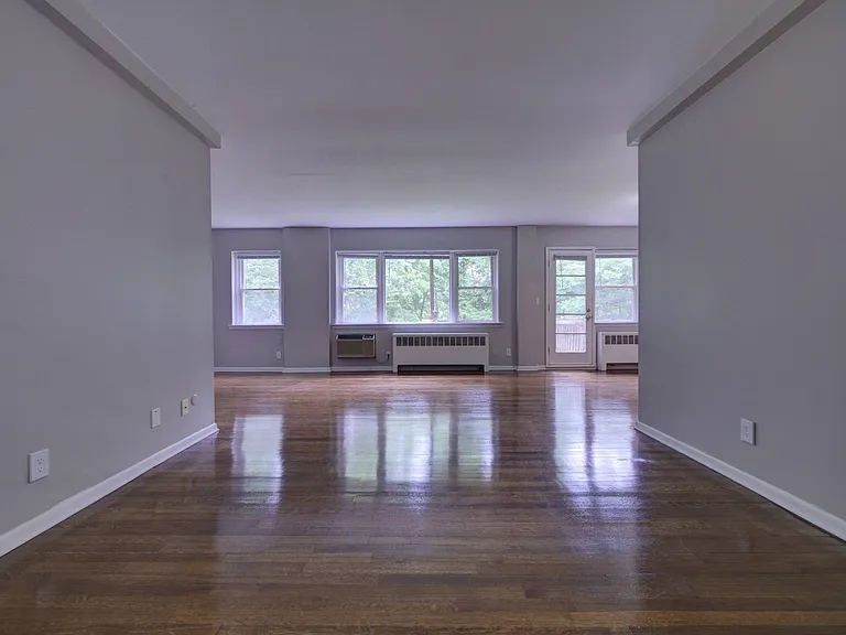 Riverhill Apartments — Photo 13