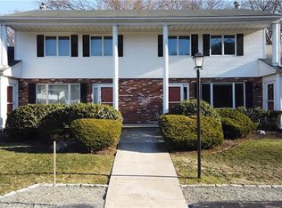 400 Commonwealth Ave APT 11, Warwick, RI 02886