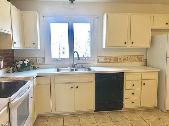 5th image of 186 Devorah Dr