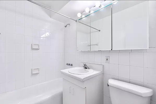 Rented by Manhattan Realty Group | media 11