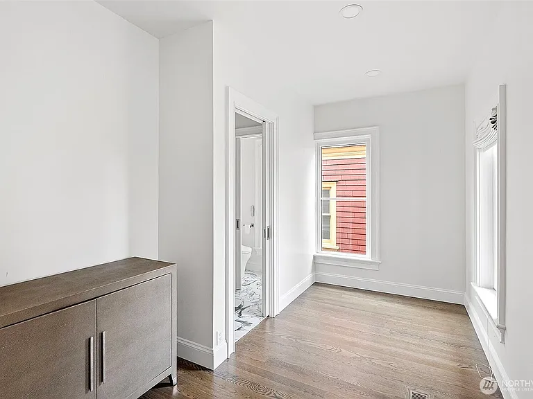 511 N E St — Photo 11