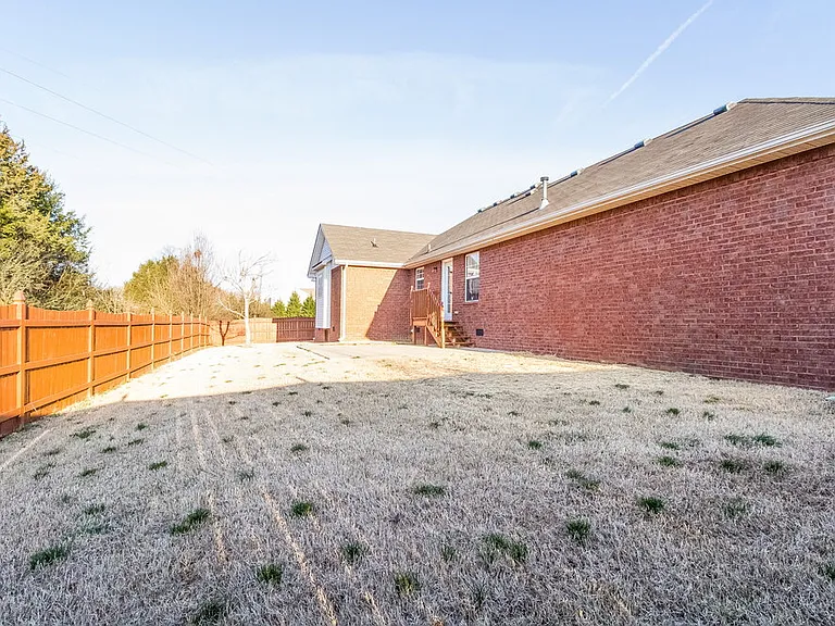 304 Acorn Ct — Photo 18