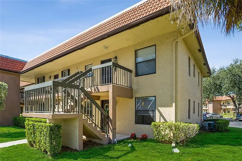 2 bed, 2.0 bath, 858 sqft, $2,000 — Photo 2