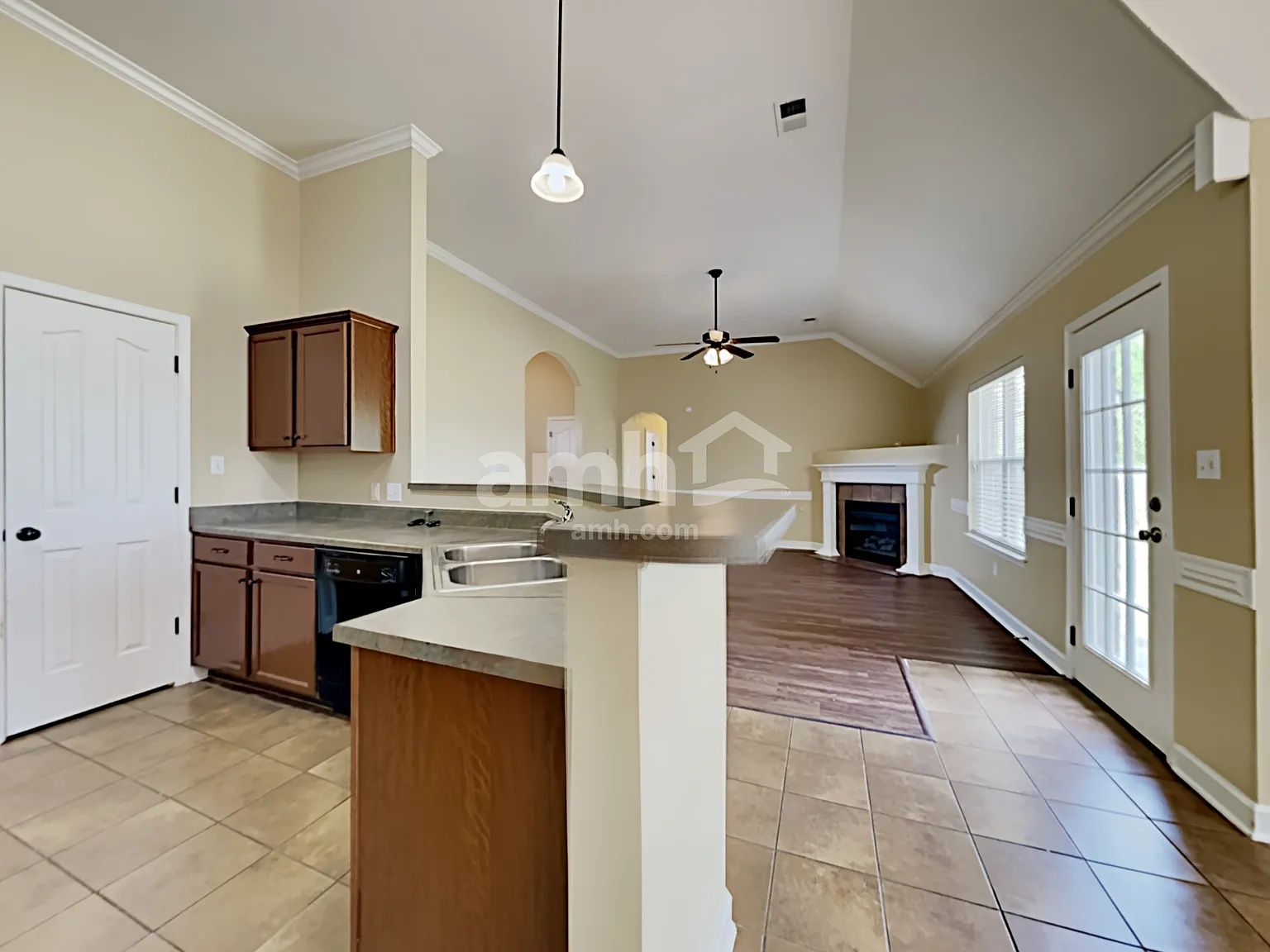3 bed, 2.0 bath, 1606 sqft, $2,060 — Photo 3