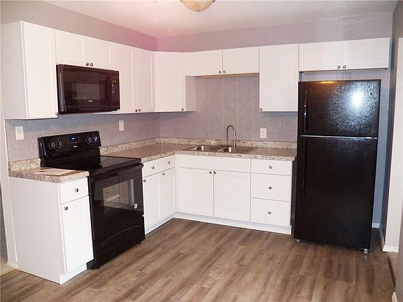 3rd image of 907 Evergreen Dr