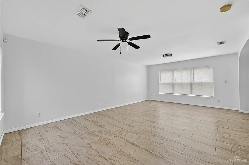 3 bed, 2.5 bath, 1944 sqft, $2,000 — Photo 2