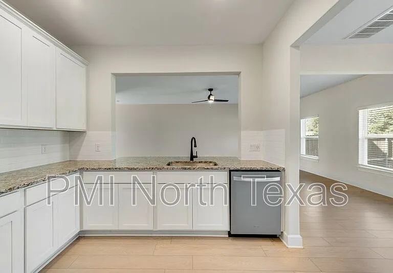 1421 Butler Ave — Photo 12