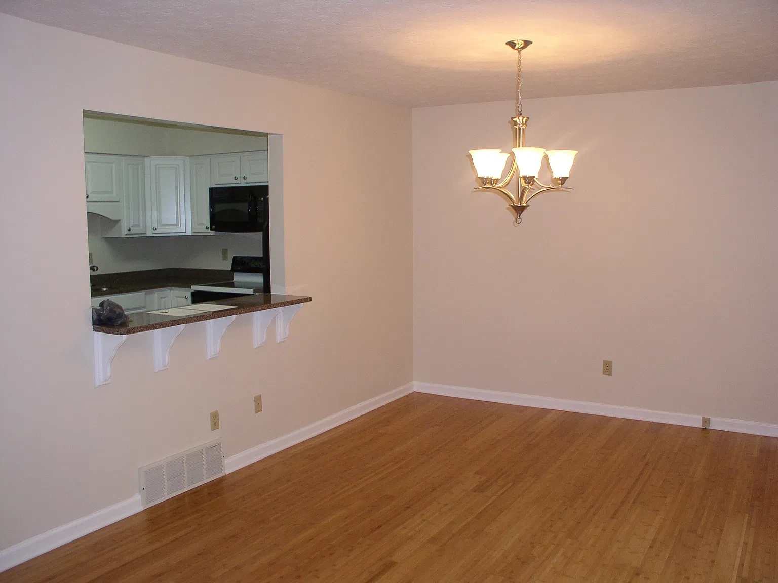 2 bed, 1.5 bath, 2000 sqft, $1,600 — Photo 2