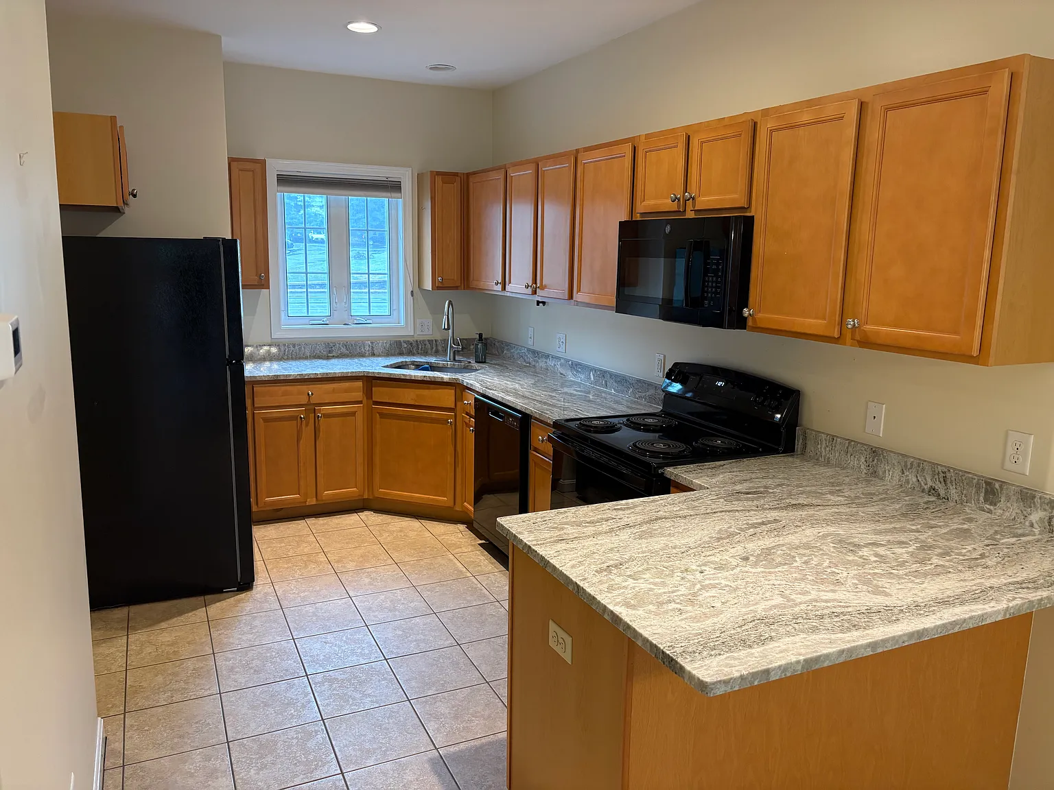 2 bed, 1.5 bath, 1150 sqft, $2,600 — Photo 2