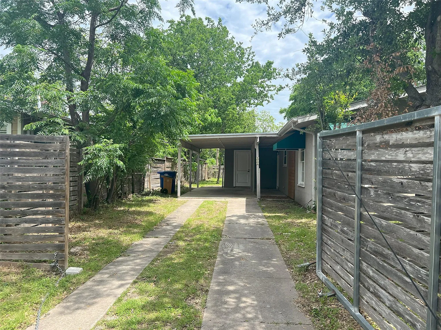 3 bed, 1.0 bath, 1025 sqft, $2,200 — Photo 2