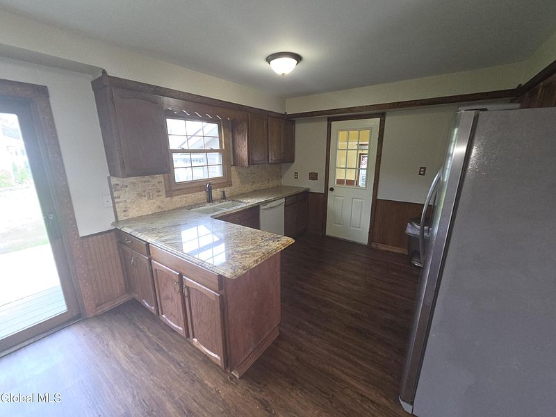 4th image of 117 Clizbe Avenue