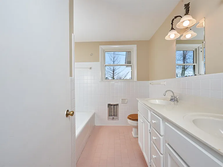 1716 Woodside Dr — Photo 6