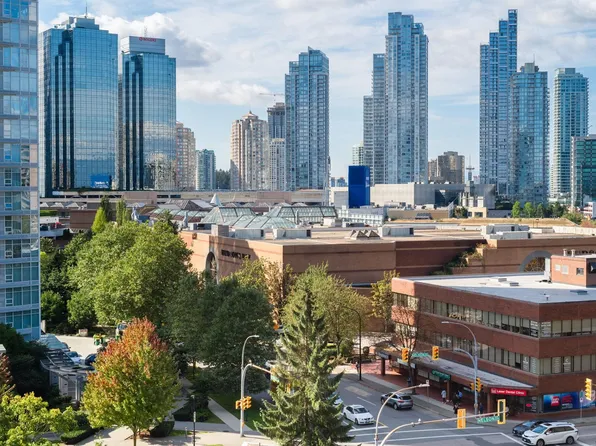 4988 Bennett St #806, Burnaby, BC V5H 0L1