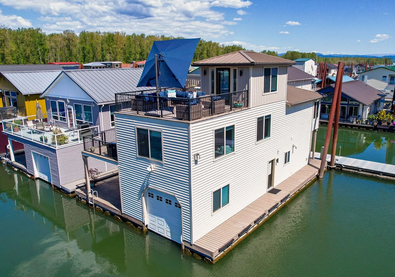 Three-Level Modern-Living Floating Home on the Columbia River! — Photo 2
