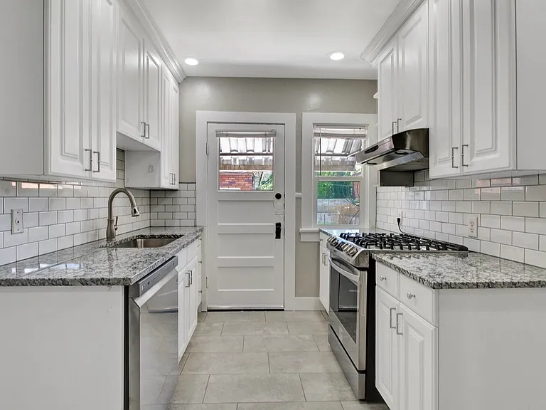 852 S Roberta St — Photo 2