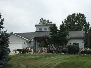 9083 Apple Orchard Dr, Fenton, MI 48430