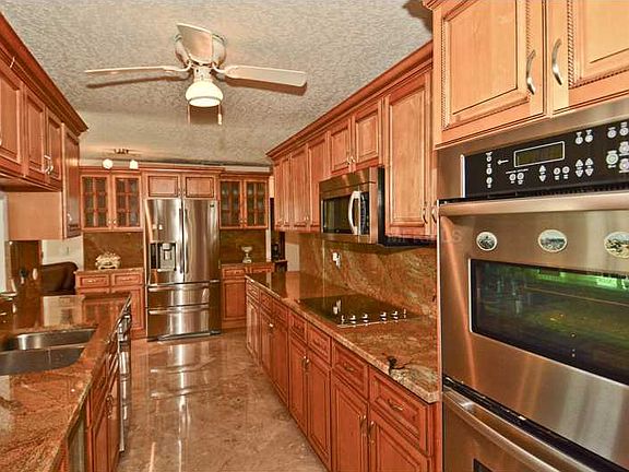 4th image of 204 Howard Dr