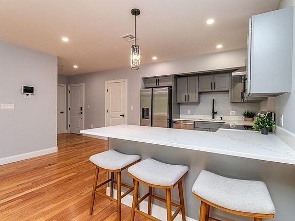 4th image of 585 Washington St #204