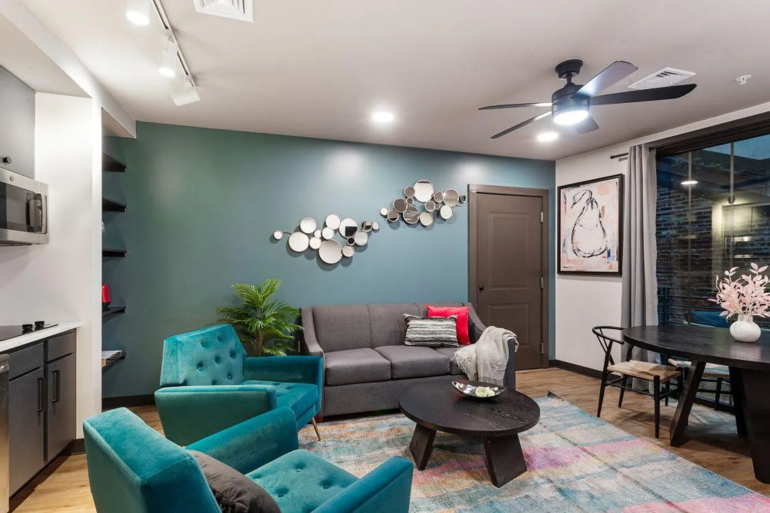 2 bed, 1.0 bath, 904 sqft, $6,532 — Photo 1