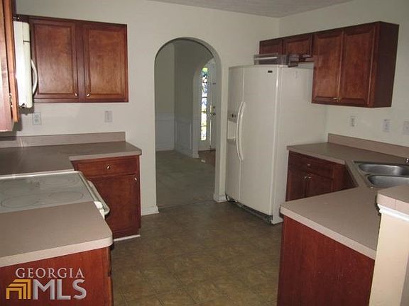 2nd image of 3877 Caro St