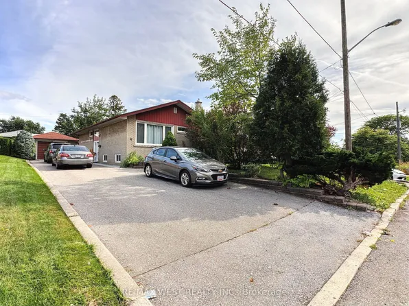 31 Valencia Cres, Toronto, ON M6L 1M3
