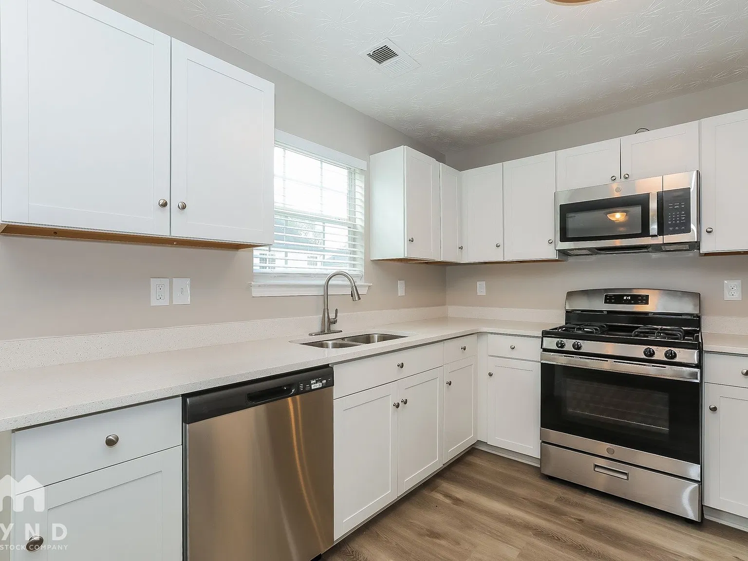 4 bed, 2.5 bath, 1860 sqft, $2,015 — Photo 2