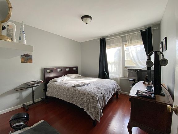 3rd image of 833 Pacific Ave