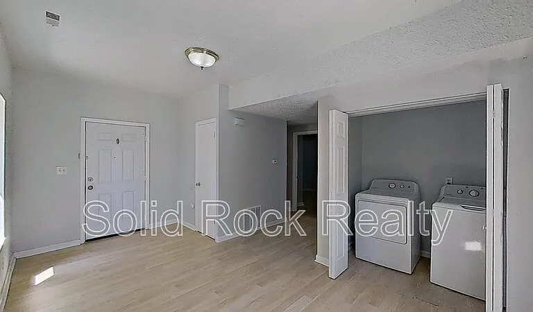 714 E 3rd St #2 — Photo 5