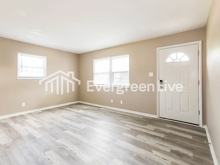 2422 Sharon Ave — Photo 2