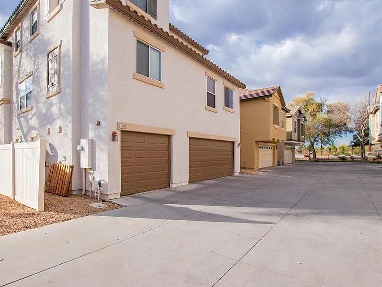 900 W Aspen Way — Photo 3
