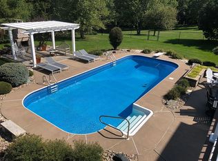 2256 Cromwell Cir, Davenport, IA 52807