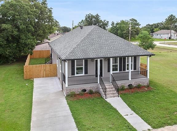 1905 Karl St. Arabi, LA  70032 - Beautiful yard with fence.
