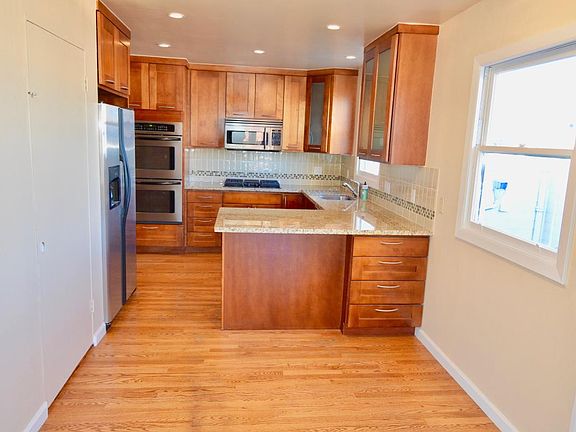 Kitchen w Eat-In Nook