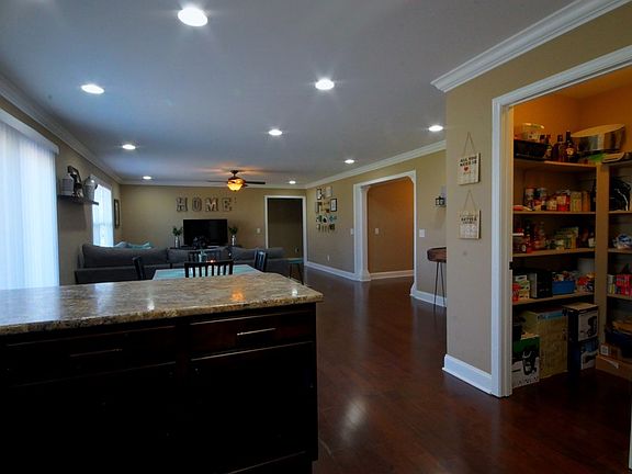 5th image of 520 Golden Cir