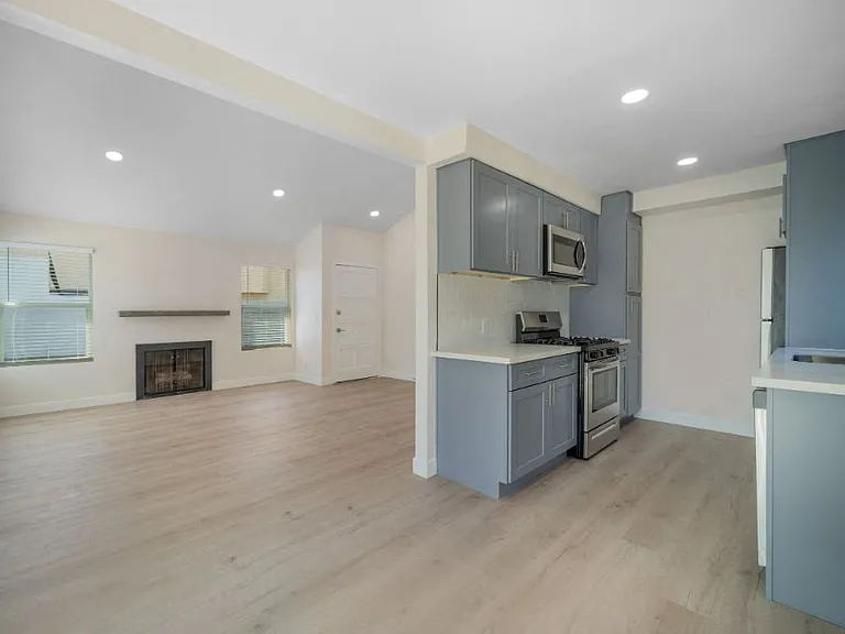 Hamilton Courtyard Apartments — Photo 10