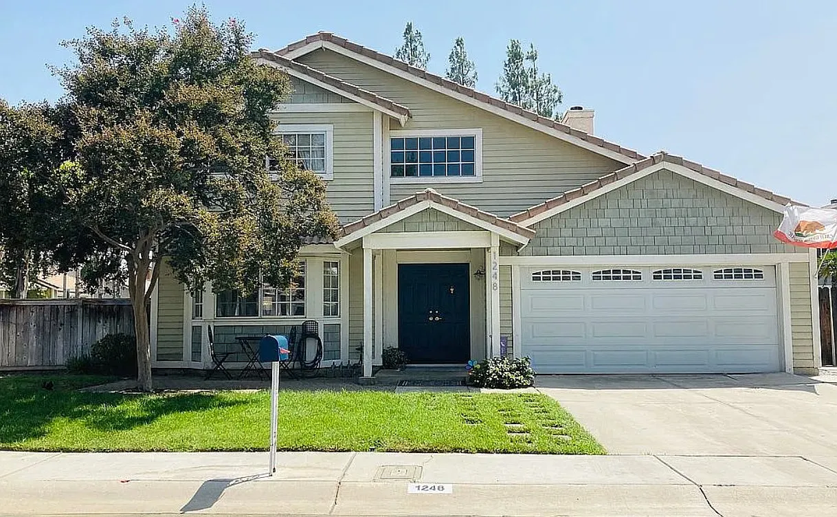 4 bed, 2.5 bath, 1661 sqft, $3,395 — Photo 1