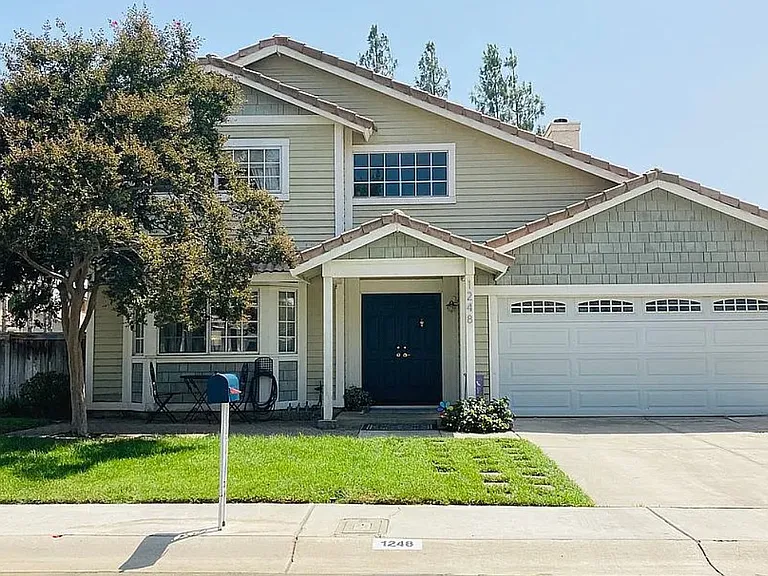 1248 Country Pl — Photo 1