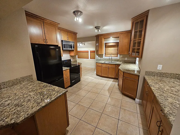 6306 SW 30th Ave — Photo 16