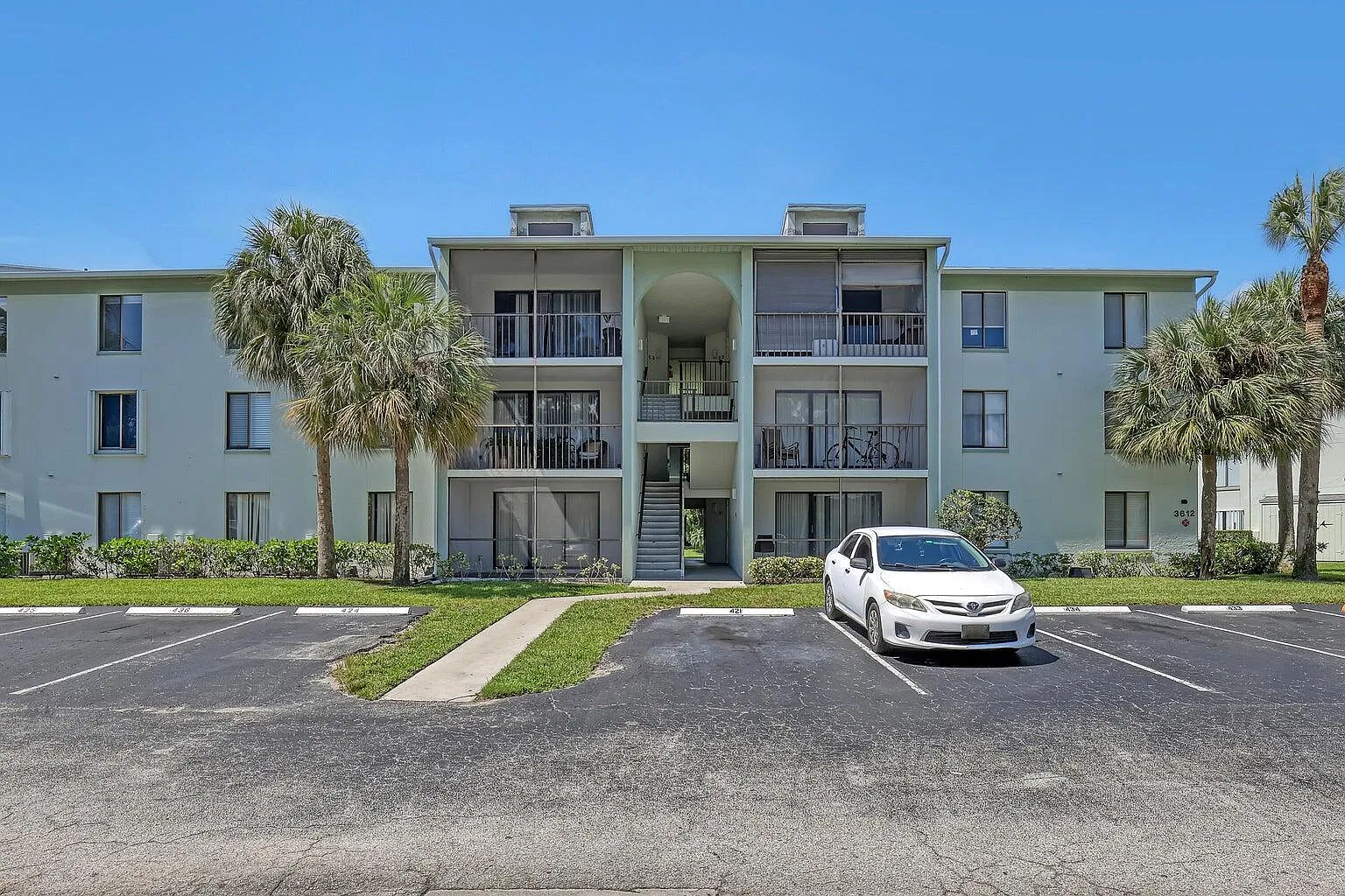2 bed, 2.0 bath, 1104 sqft, $2,100 — Photo 2