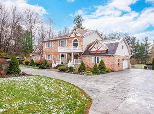 9447 Lindberg Dr, North Royalton, OH 44133